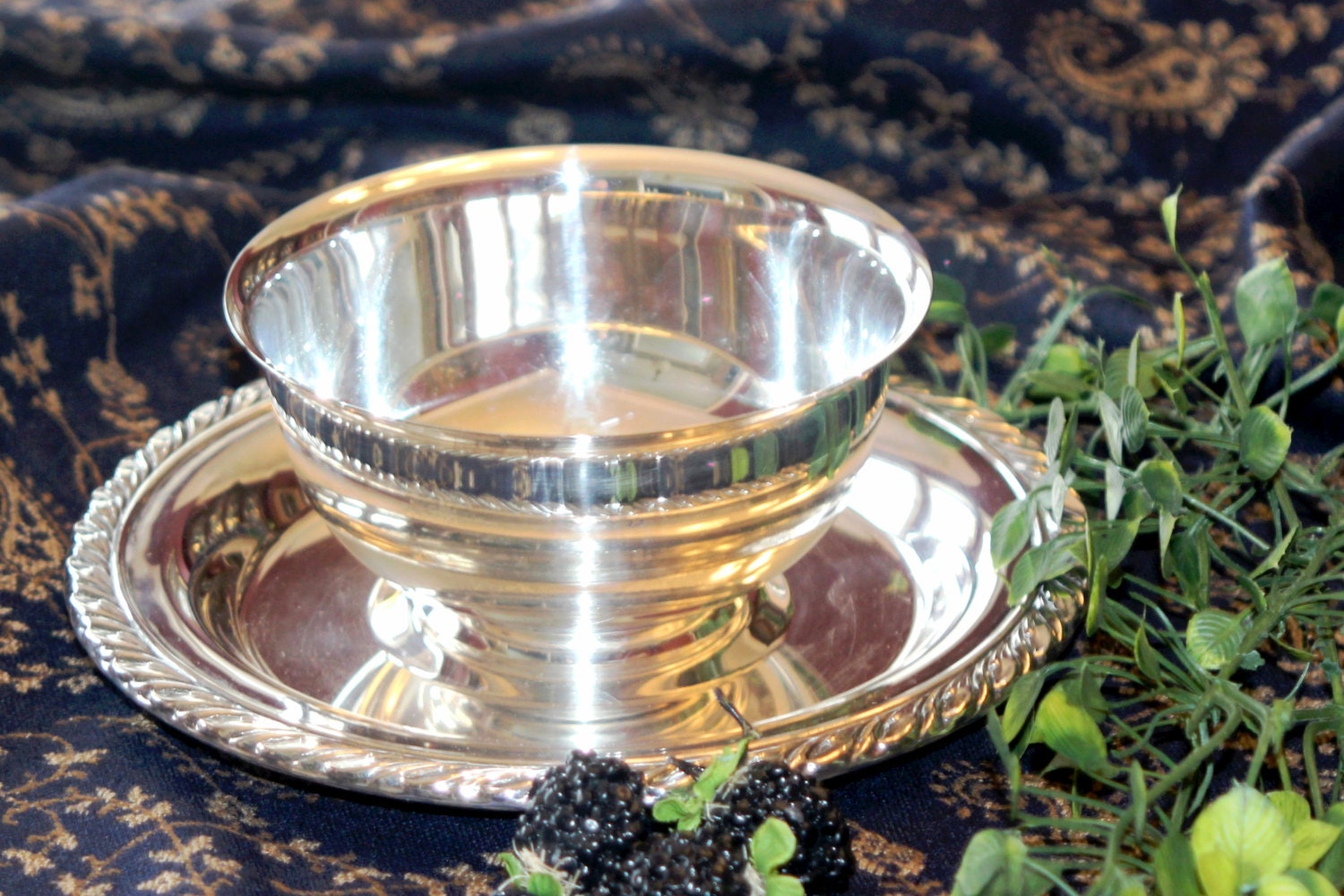 Oneida Silver Plate Round Sauce Bowl Gravy Boat Bowl With