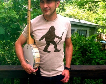 Squatchi Carrying a Banjo Men's Classic T-shirt