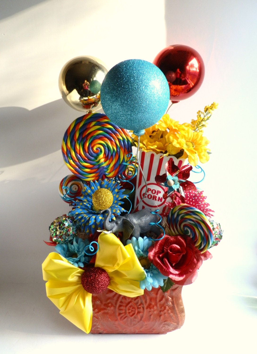 Red Themed Centerpiece : Carnival circus decor centerpiece decoration