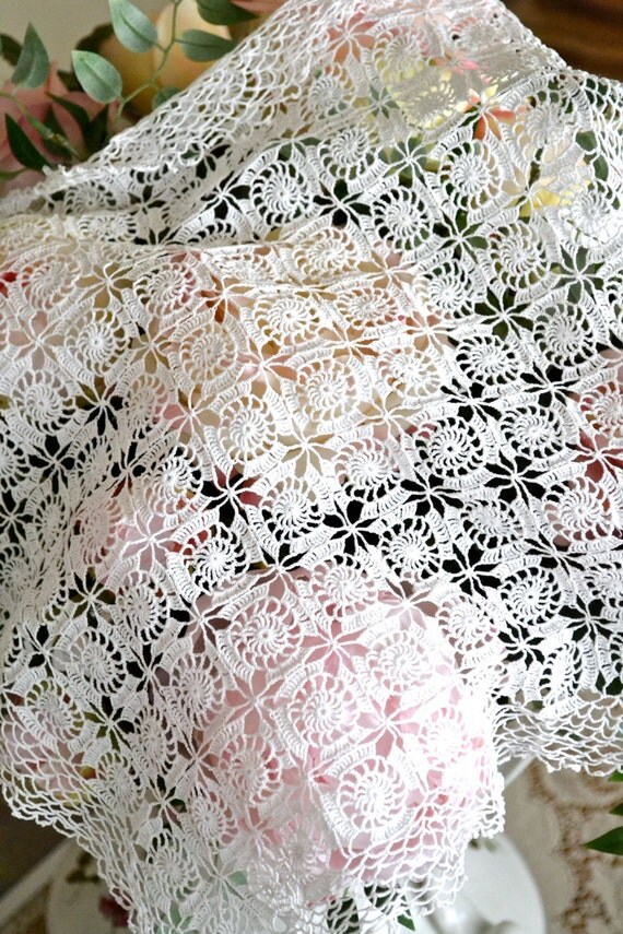 Beautiful Vintage White Crochet Lace Cloth