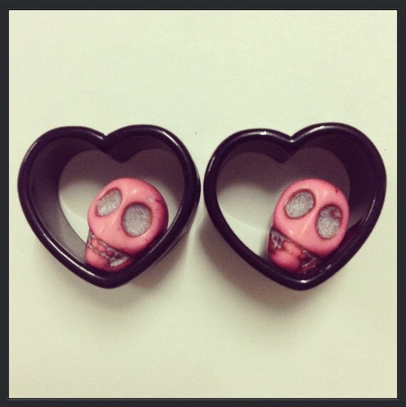 22mm Black Heart Shaped Ear Plugs with Pink Skulls