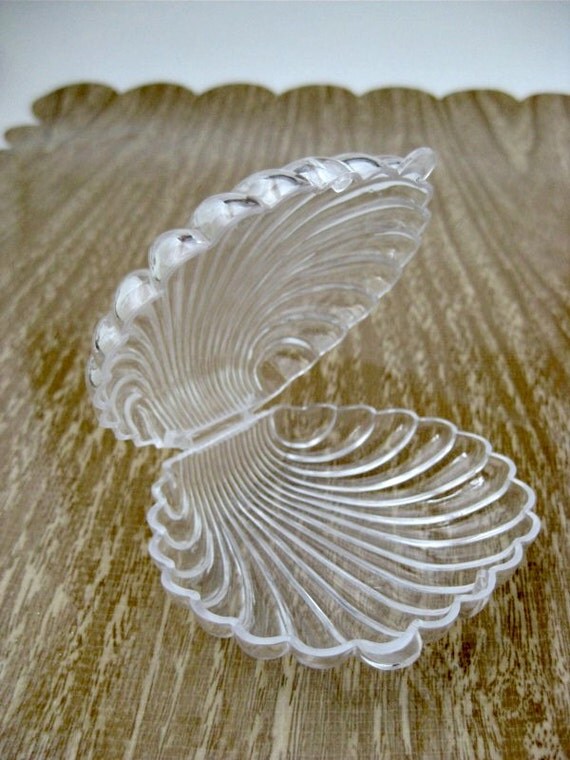 CLOSEOUT/SECONDS Clear Plastic Clam Shell Favor Boxes for