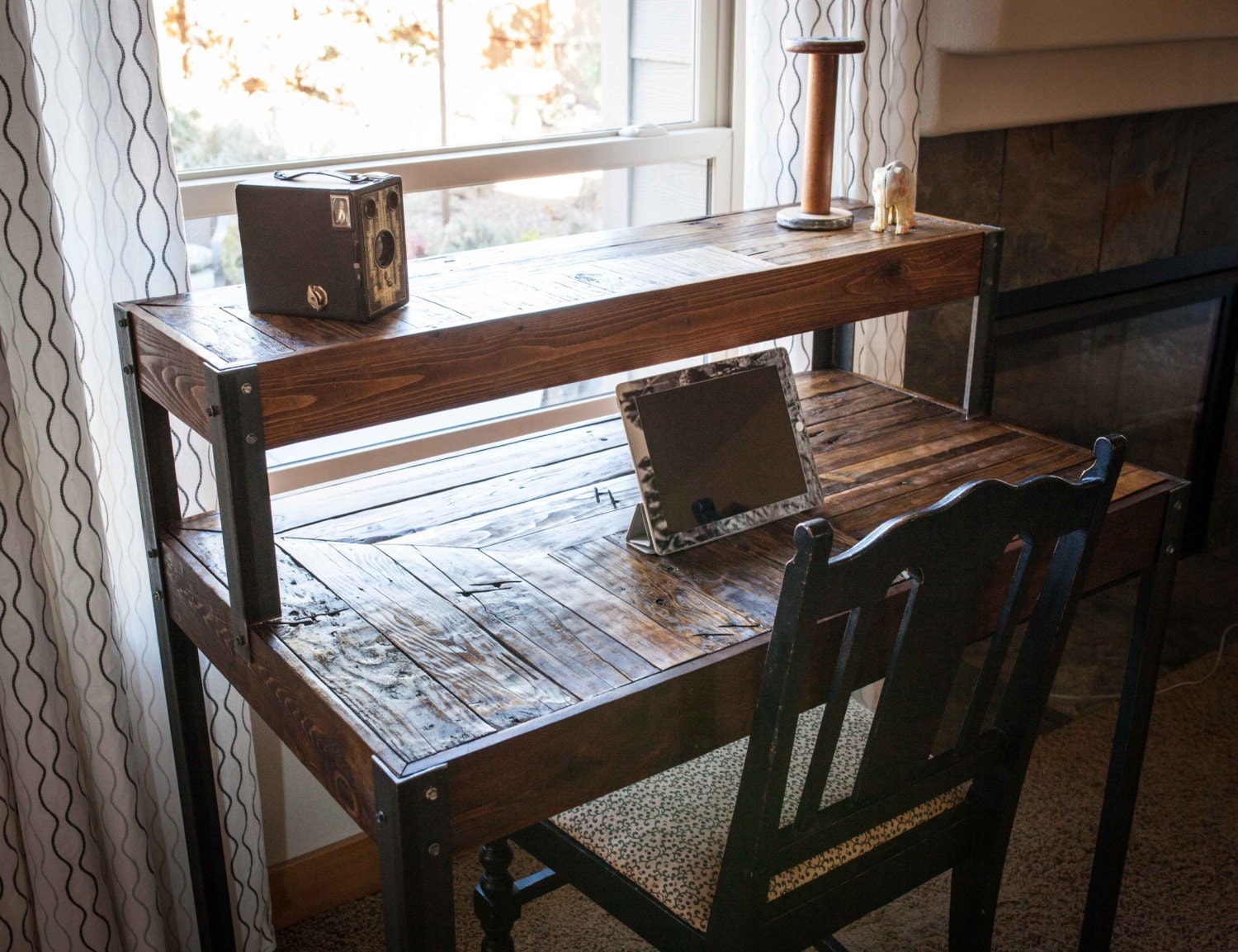 Repurposed Pallet Wood Desk Tiered With Metal Legs - ðzoom repurposed pallet wood desk tiered with metal legs - ðzoom