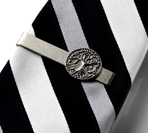 how to use a tie clasp