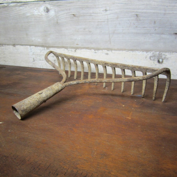 1 Antique Rusty Old Iron Rake Head Chippy Rusty Primitive for