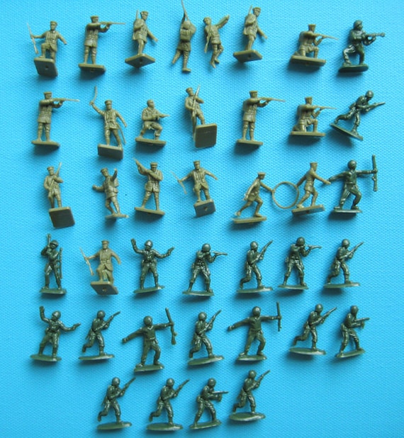 Vintage plastic toy soldiers. Lot of 39. Green army men.