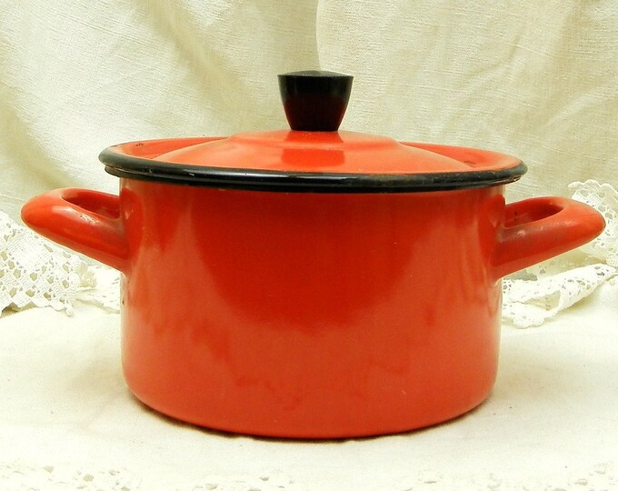 Small Vintage Bright Red Enamelware Pan / Cooking Pot and Lid / Kitchenalia / Kitchenware / French Country Decor / Home Decor / Casserole