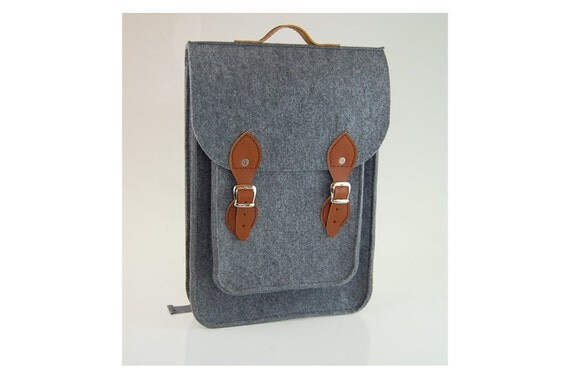carrying macbook pro in backpack