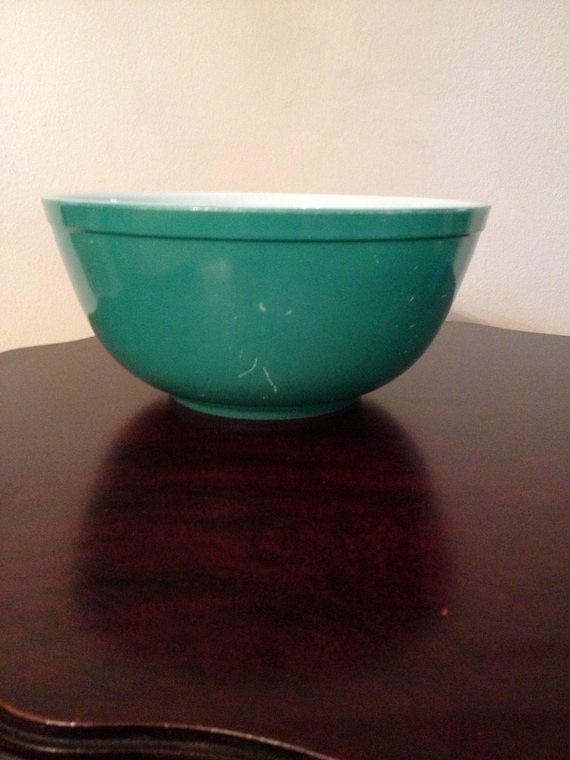 Vintage Green Pyrex Mixing Bowl 403 2.5 Quart by TheSuburbanPicker