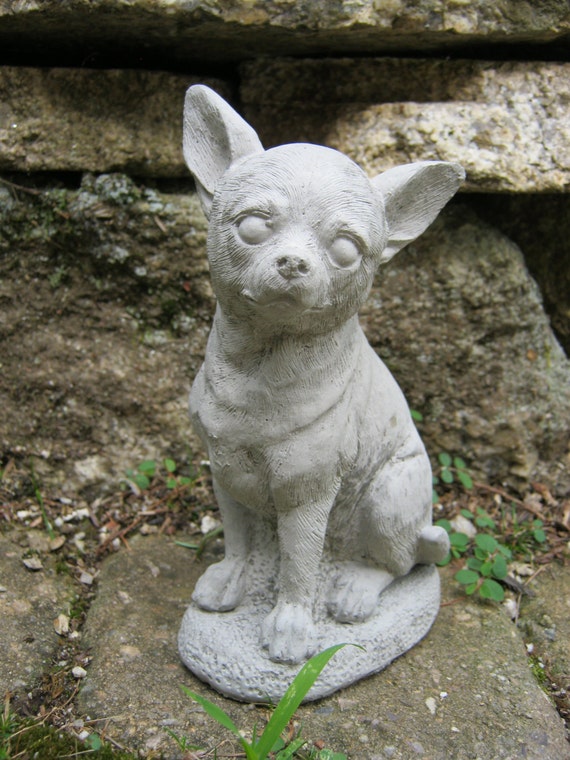 chihuahua welcome statue