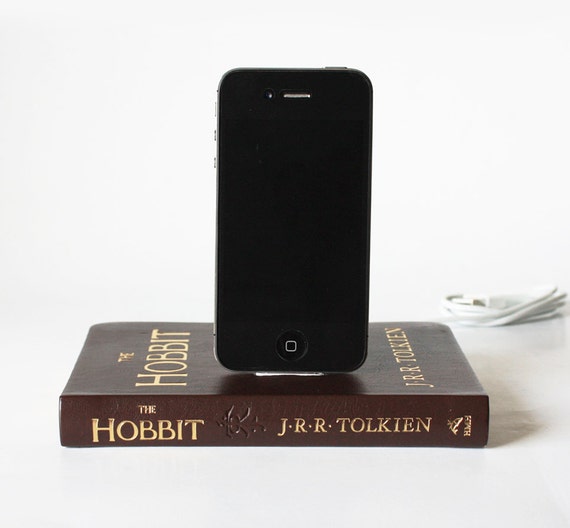 THE HOBBIT - Leatherette Pocket Edition iPhone 4/4S Charging Dock - Smaug, Gandalf, Bilbo Baggins