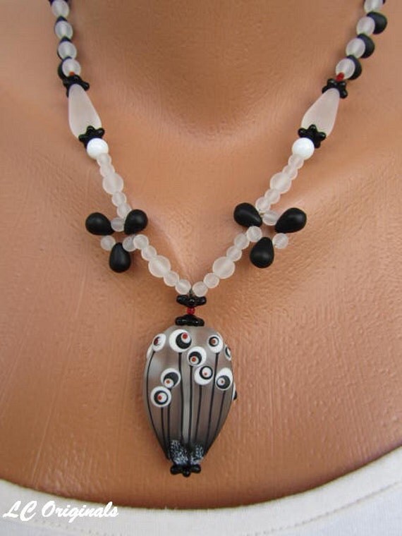 FROSTED FLOWERS glass necklace