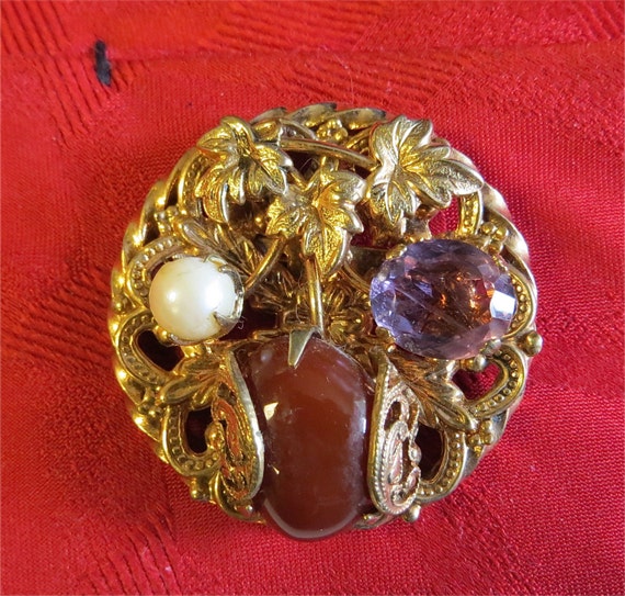 1950's Gold Tone Round Brooch Pin With Faux Pearl Purple