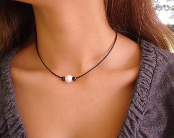 Classic Pearl on leather knotted, Leather Pearl Necklace, Leather Necklace, Classic, Chic