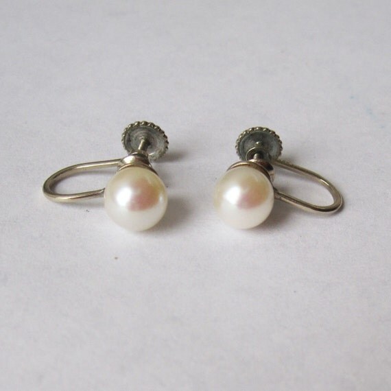 Vintage 14K White Gold Screw-Back Pearl Earrings an old time