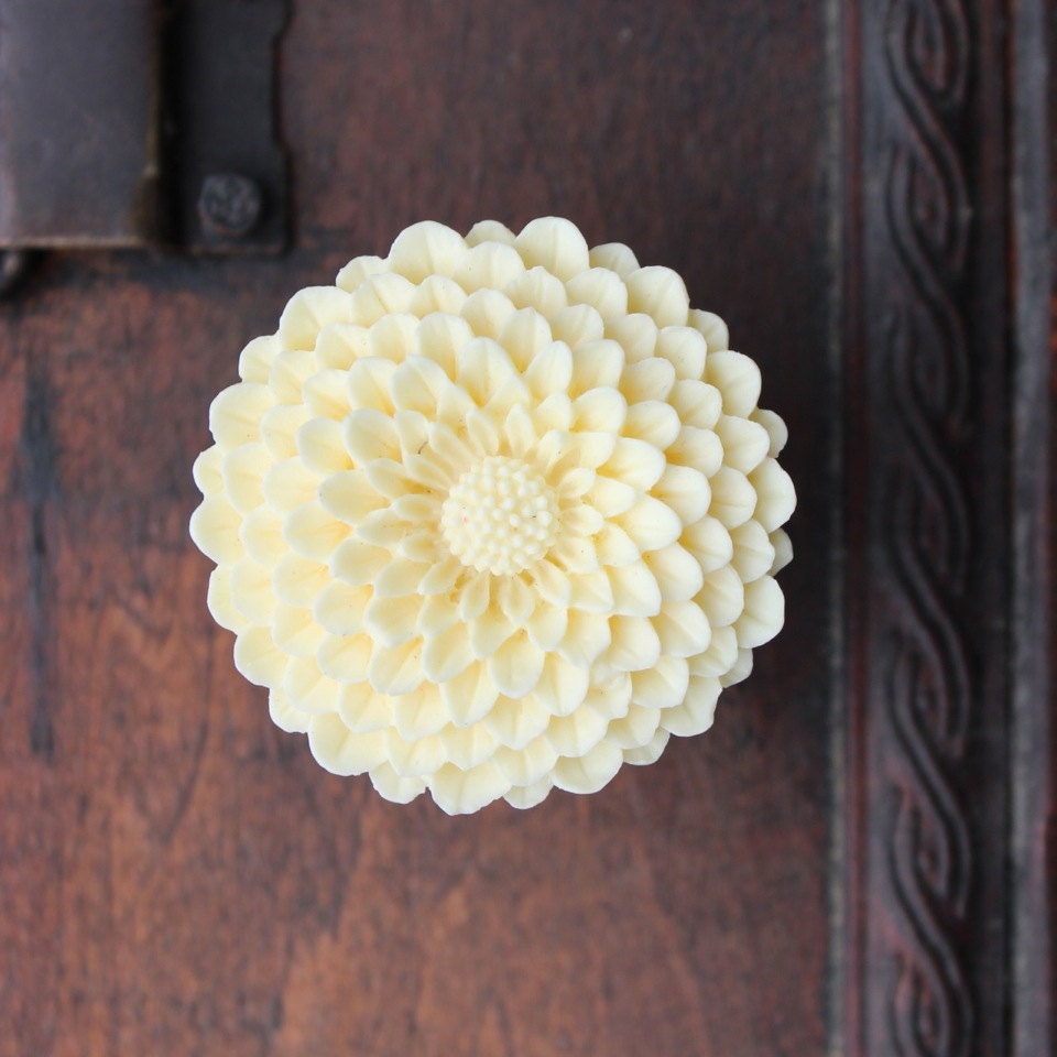 Flower Drawer knobs Knobs Mum in Butter Yellow