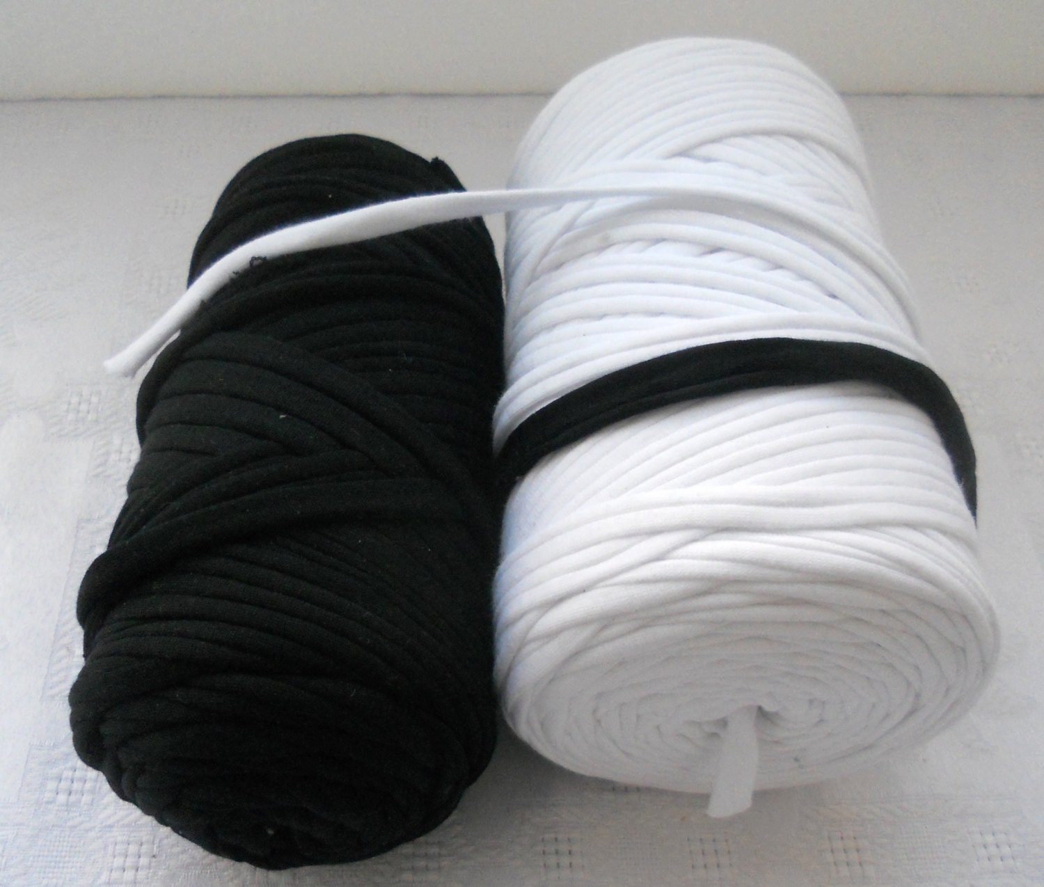 rug yarntshirt yarn Black and White cotton yarn 20 meters