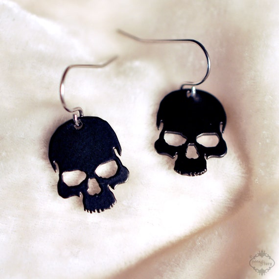 Dangle Black Skull earrings in stainless steel silhouette