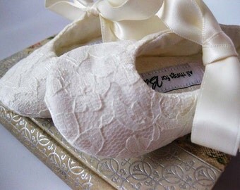 Ivory lace baby shoes baby booties toddler girl shoes cream girls Christening shoes Baptism baby shoes - Lacey Ivory