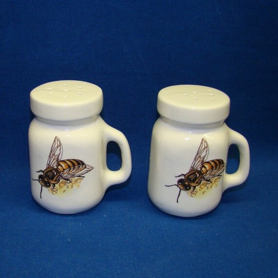 Items similar to Honey bee salt and pepper shaker set on Etsy
