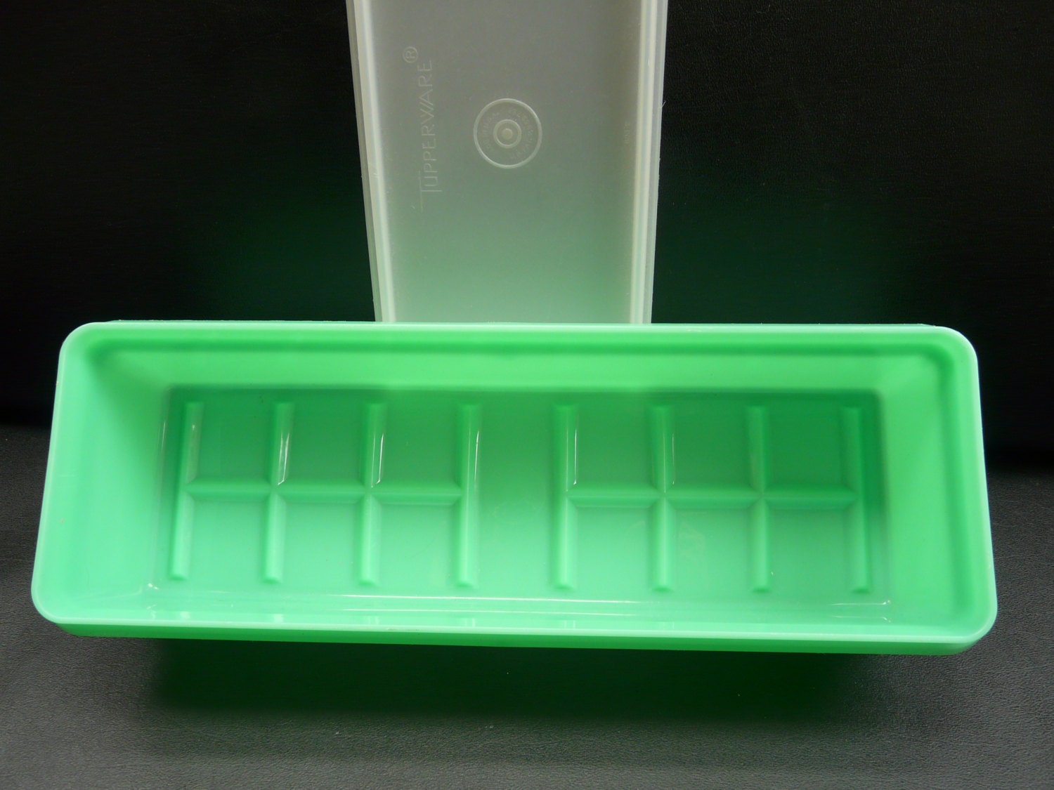 Tupperware Celery Keeper 8922 jade green lid