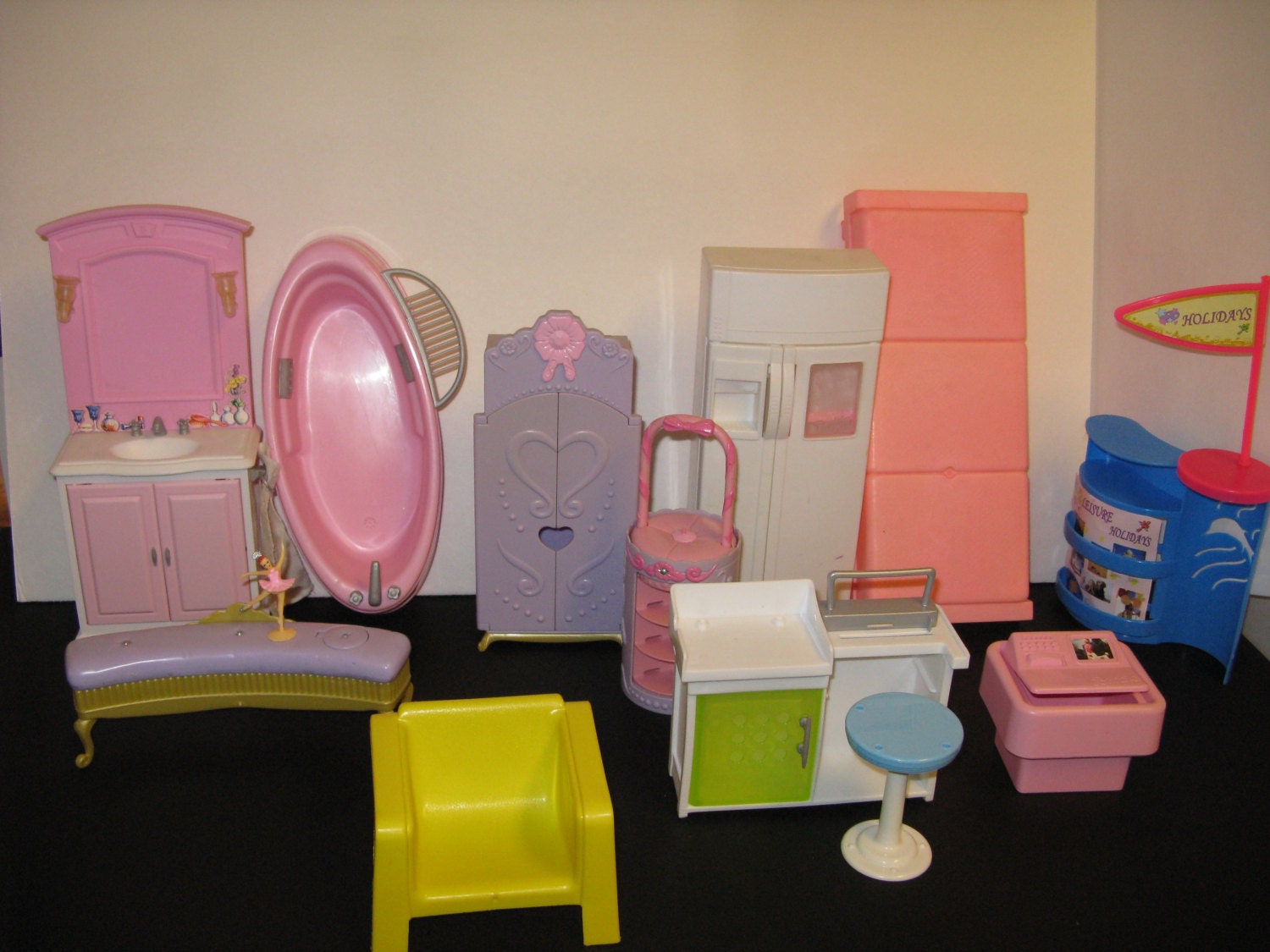 vintage-barbie-dollhouse-furniture