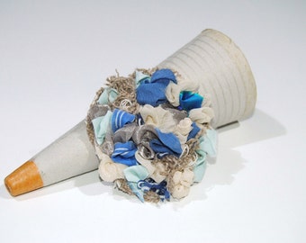 Eco friendly Brooch, made of yarn and fabric, in blue and beige. Spilla ecosostenibile azzurra e beige, in filato e tessuto di recupero