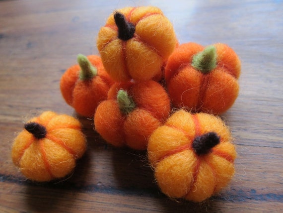 Needle felted Pumpkins- Little  Pumpkins- Ecofriendly decor- Thanksgiving- Fall- Table Ornament- Halloween