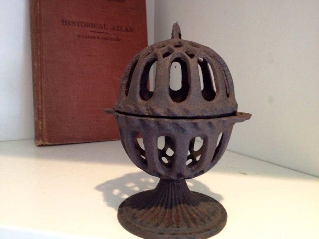 Antique Cast Iron String holder