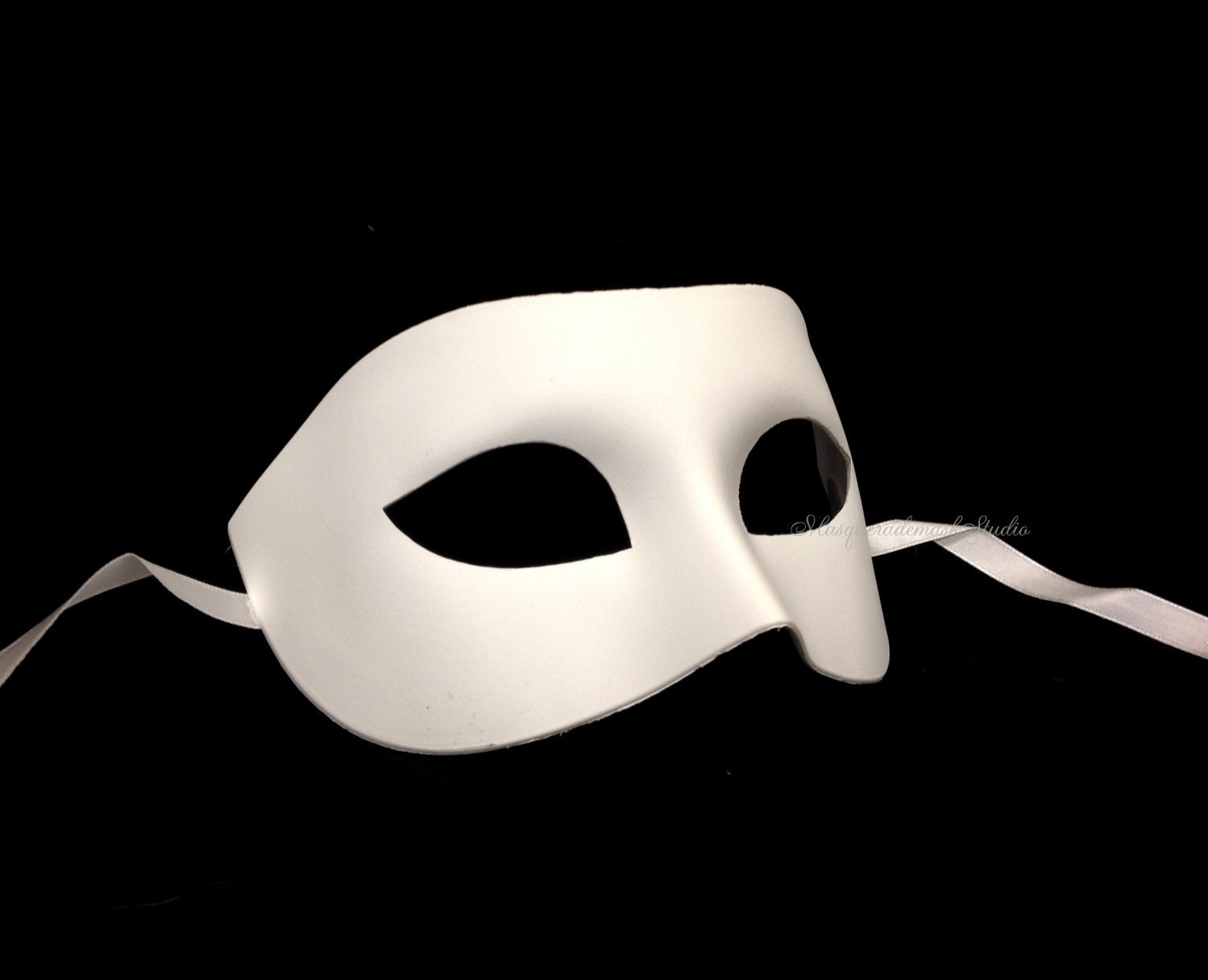 Белая театральная маска. Белая маска. Маска карнавальная белая. Маска маскарадная "белая". Маска пластиковая.