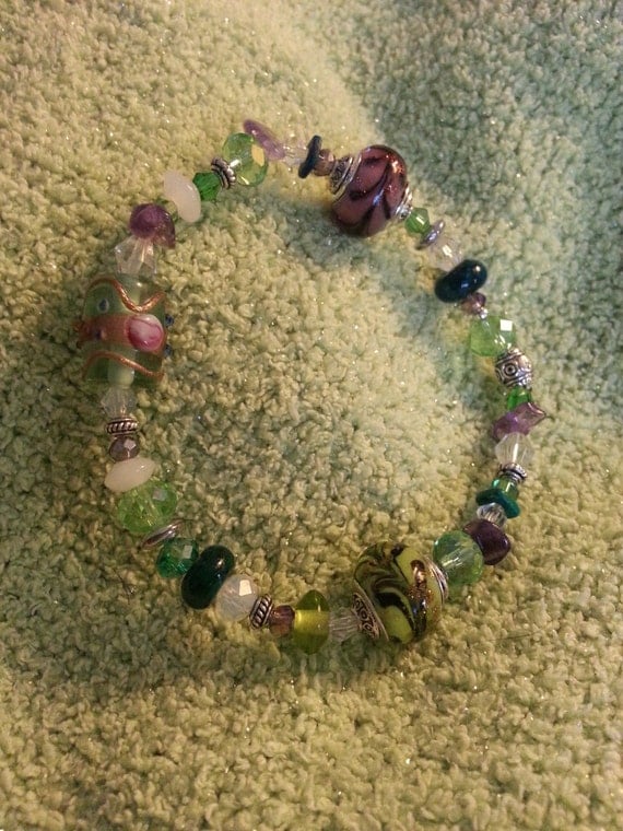 Items similar to Green and Purple Artisan Beaded Bracelet. Glass ...