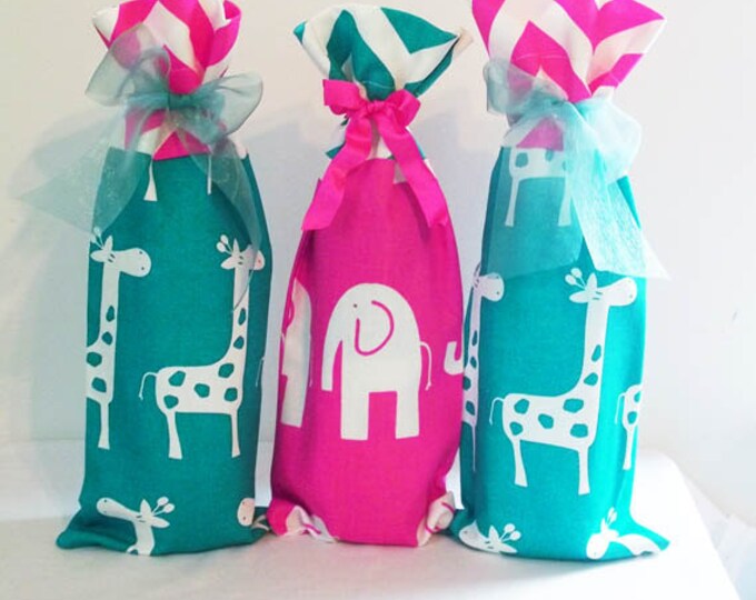 Baby Shower Wine Caddies, Set of 3 Wine Bags, Hostess Gifts, Fabric Wine Sacks, Party Decor, Thank You Gifts, Giraffe Print Wine Bags