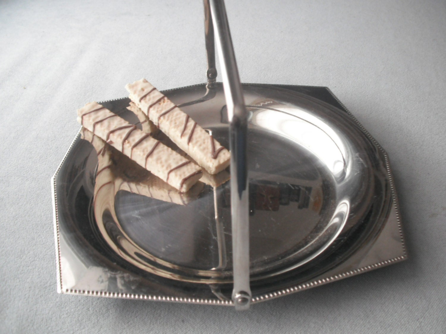 Old Hall, stainless steel serving plate with handle Haute Juice