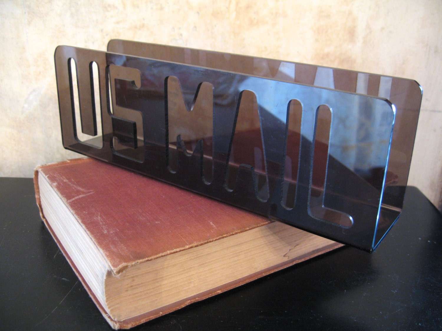US MAIL. Vtg letter tray holder / 1970s / mod lucite plastic