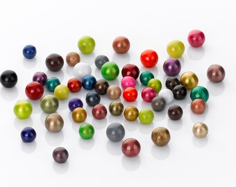 boule de 12 mm en laiton recouverte de résine coloré, existe en couleurs elle se visse sur les bijoux personnalisables