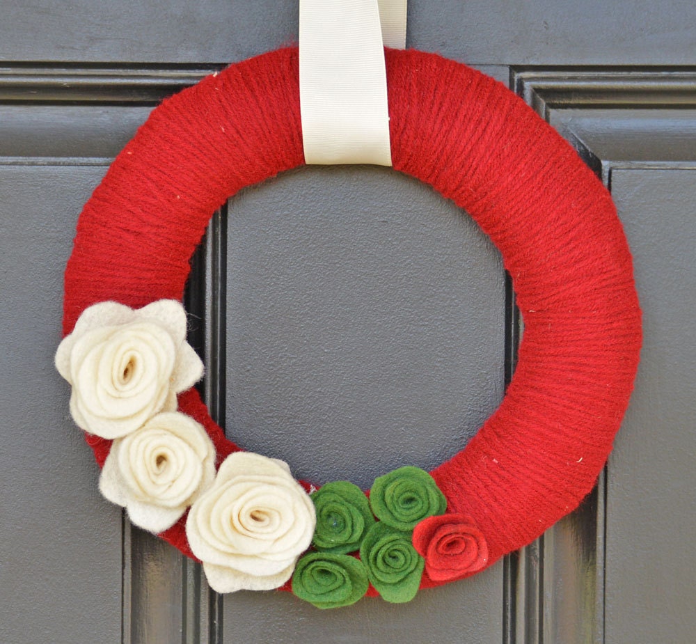 Cranberry Christmas Yarn Wreath with Cream and Green Felt Flowers, Handmade Christmas Wreath, Holiday Wreath, Christmas Decor, Holiday Decor