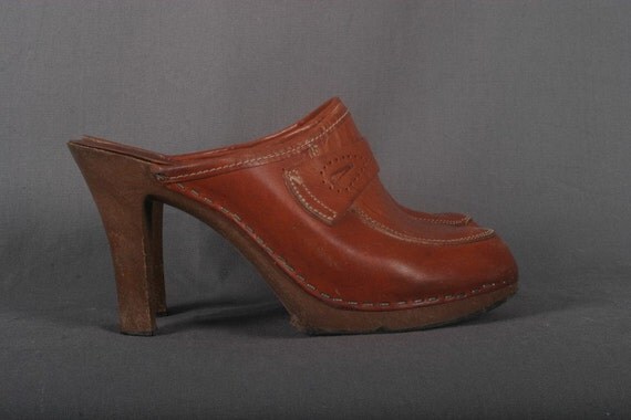 Vintage Clogs Brown tan leather heels Womens size 7 or 37.5