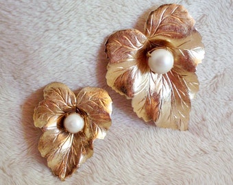 Vintage set of two Sarah Coventry leaf-shaped pins