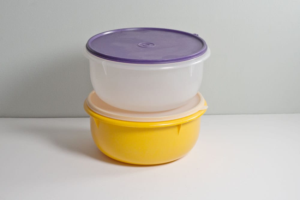 Tupperware 2 Vintage 12 Cup Mixing Bowls with Lids 4pc Set