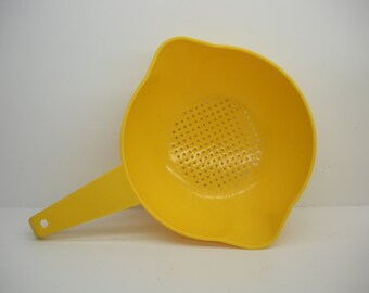 vintage tupperware keeper butter yellow Bright One Tupperware Qt  Vintage Strainer Yellow Colander