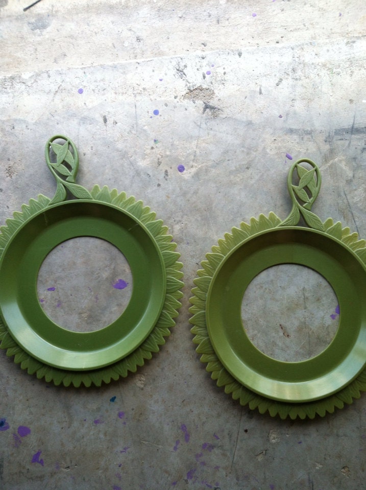 Set of PLATE MATE Plate Holders in orange or olive