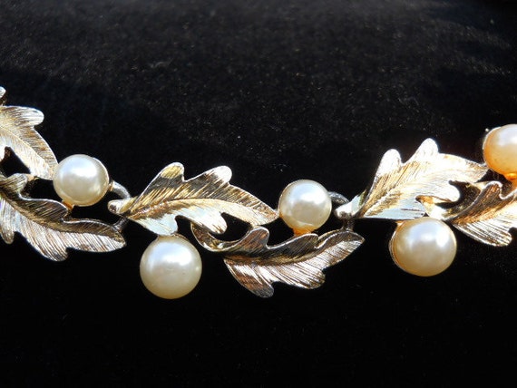 Vintage Lisner Costume Jewelry Goldtone Vine And Pearl-like