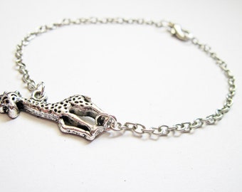 Giraffe Bracelet, Cute giraffe bracelet, bracelet giraffe, tiny giraffe bracelet, silver giraffe bracelet, giraffe charm giraffe accessories