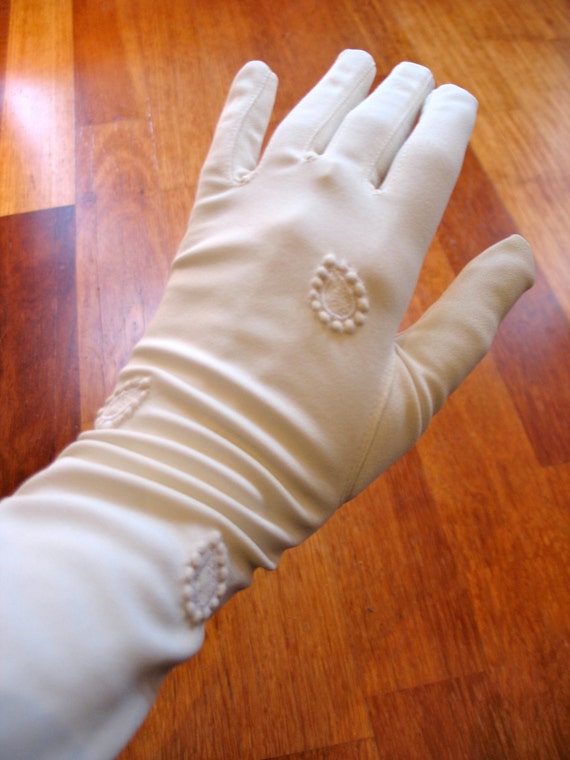Vintage 1950s Cream 6-button Length Gloves