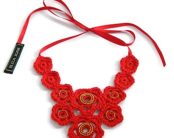 Red necklace / Statement necklace / Bib necklace / Flower necklace / Red flowers / Beaded necklace / Crochet jewelry