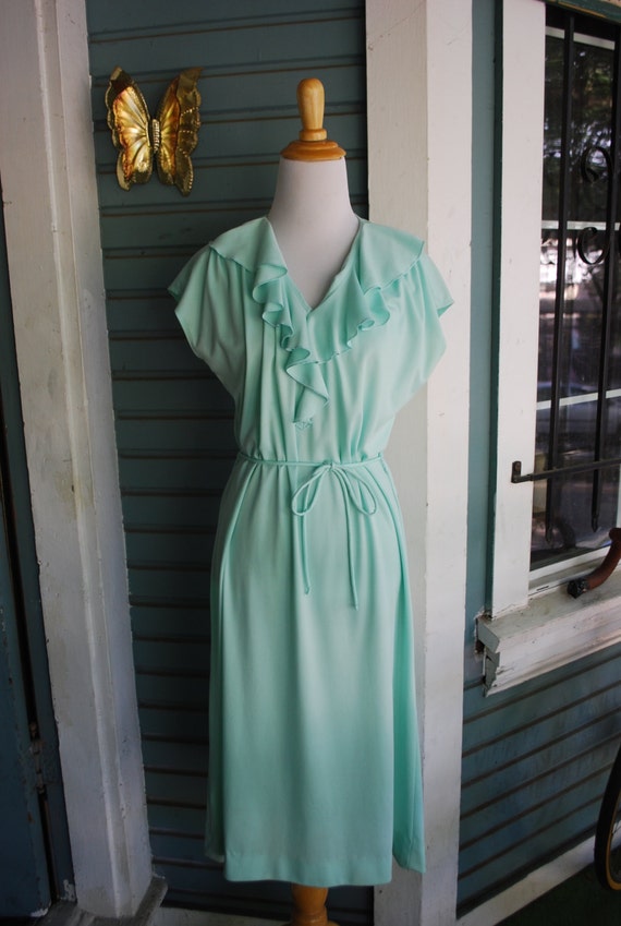 Vintage mint colored ruffled polyester dress. size M/L