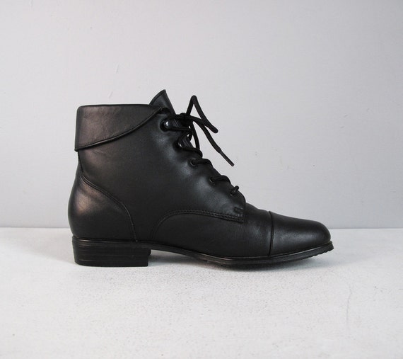 1980s black LEATHER cuffed ankle boots lace up 6