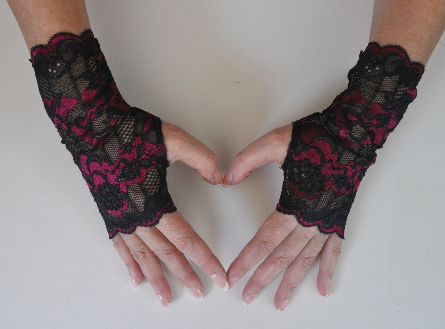 Short Gothic Fingerless Gloves Black/Magenta Lace Romantic