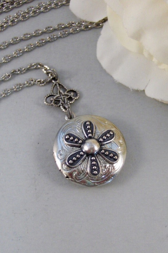Frosted DaisyLocketSilver LocketFlowerLotusKarmaAntique