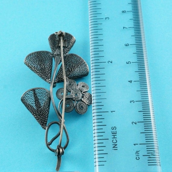 SILVER FILIGREE Flower Brooch . antique. pin. vintage